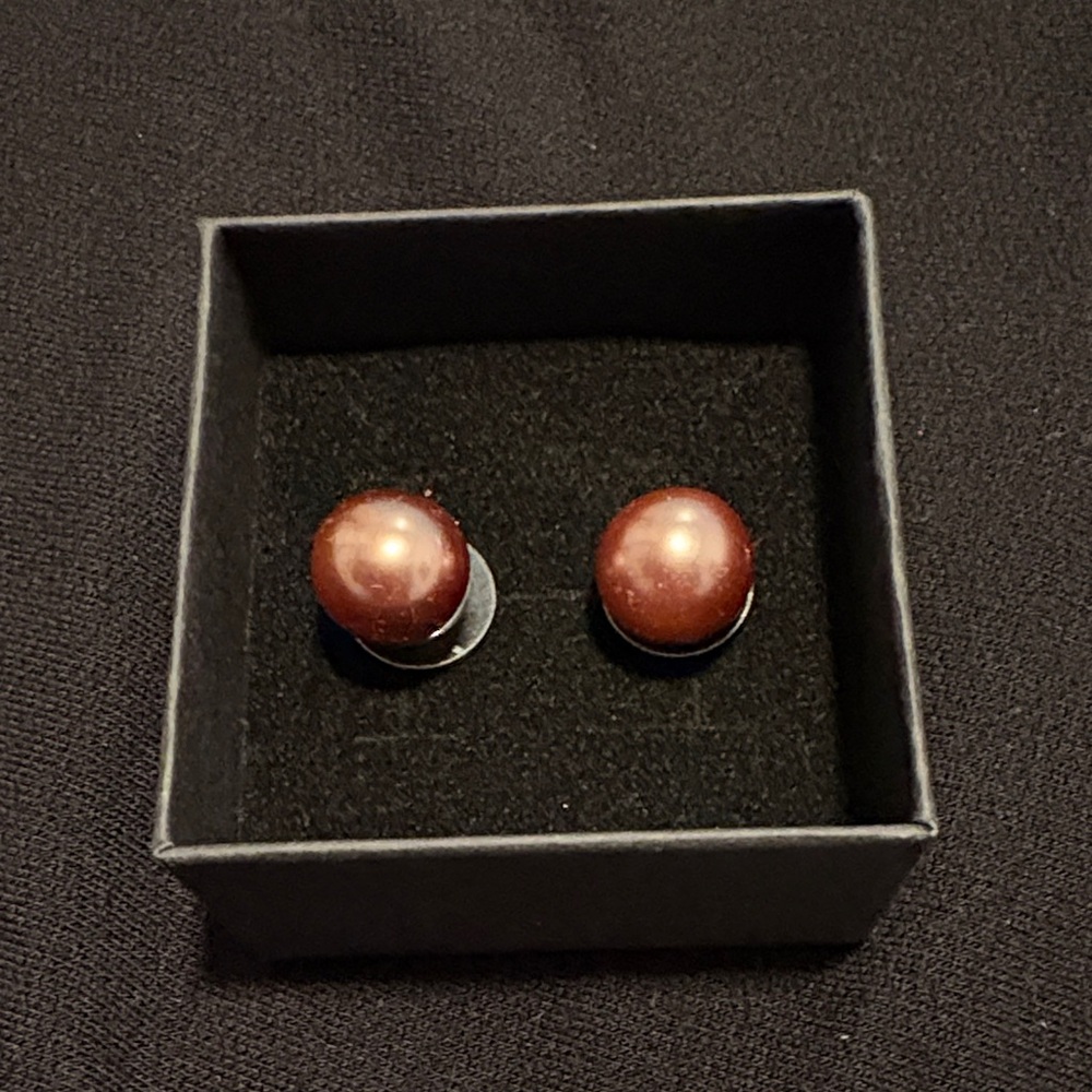 Mauve freshwater pearl studs